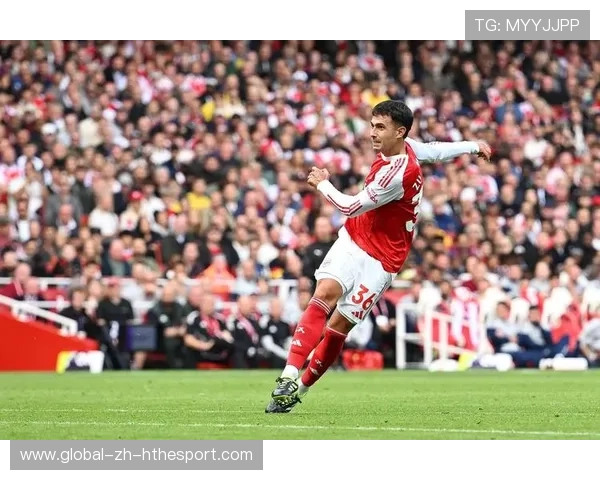 波尔图角球二点抢到,弧顶远射开火,波尔图球队