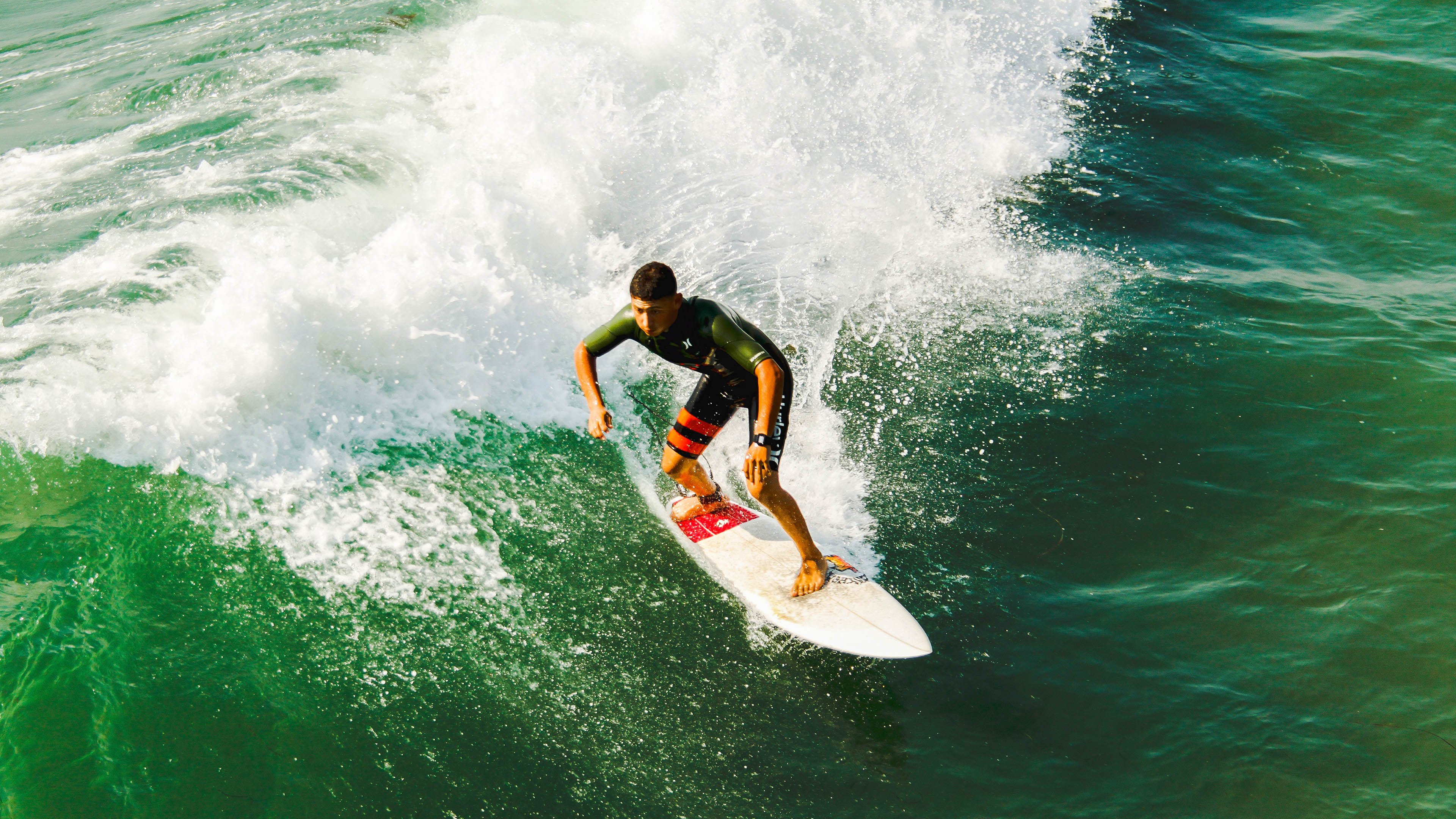 华体会体育官方网址-曼城继续保持在欧冠的统治地位，球员状态火热，曼城几座欧冠
